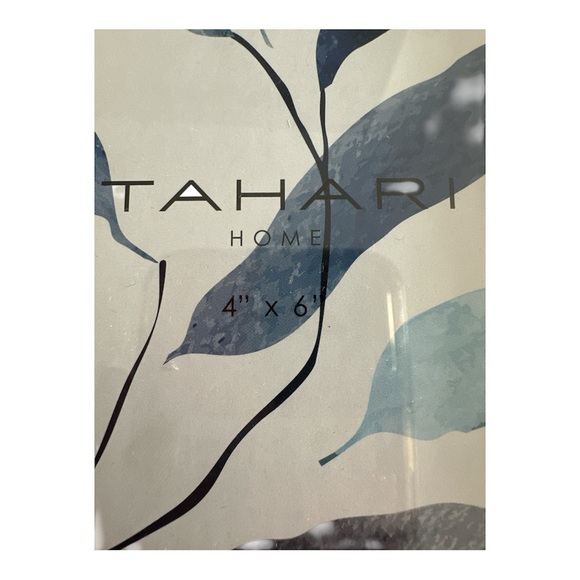 Tahari Gold Swirl Photo Frame 4” x 6” – Hang or Stand - Picture 2 of 4